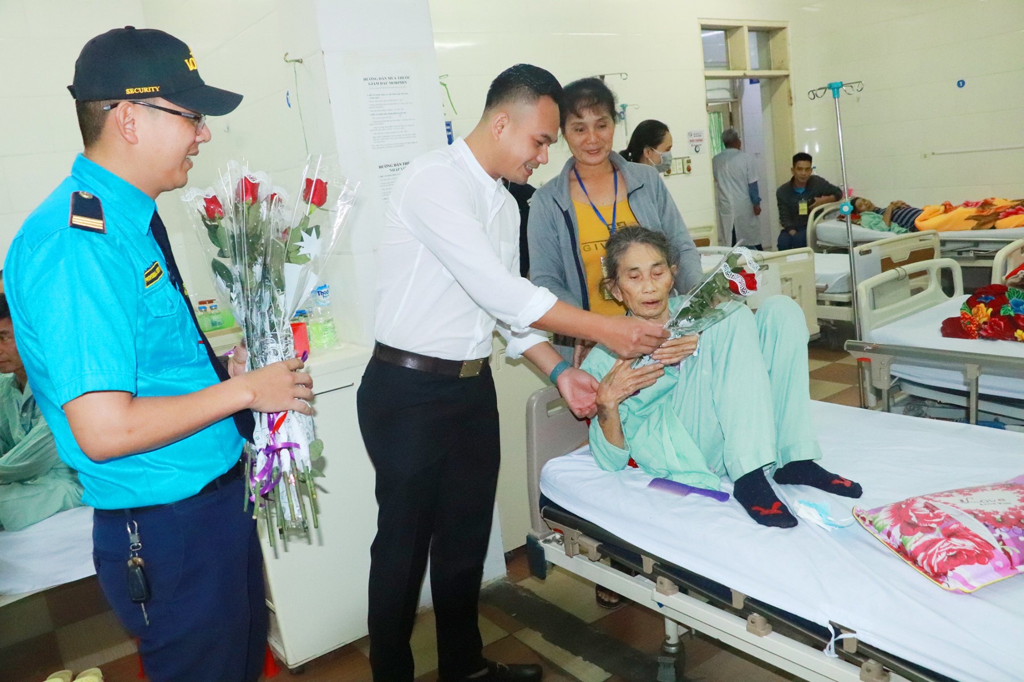 Tập đoàn bảo vệ Hoa Sen  cùng một số nhà hảo tâm tặng hoa cho các bệnh nhân nữ