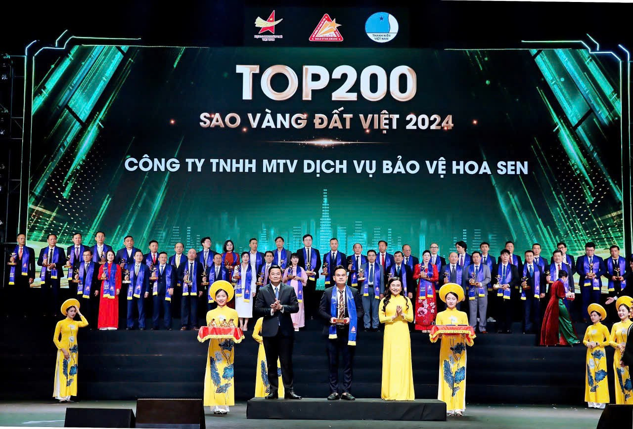 Nhận giải thưởng Sao Vàng Đất Việt